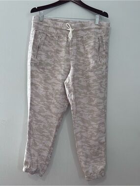 Athleta Cabo Tide Linen Joggers in a neutral camo print 14P